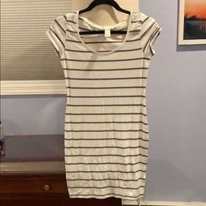 Whit dress with black strips